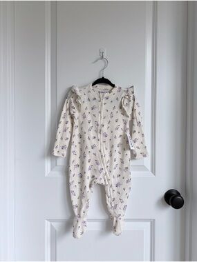 🪻Old Navy Cream and Lavender Floral Footed Zippy NWT